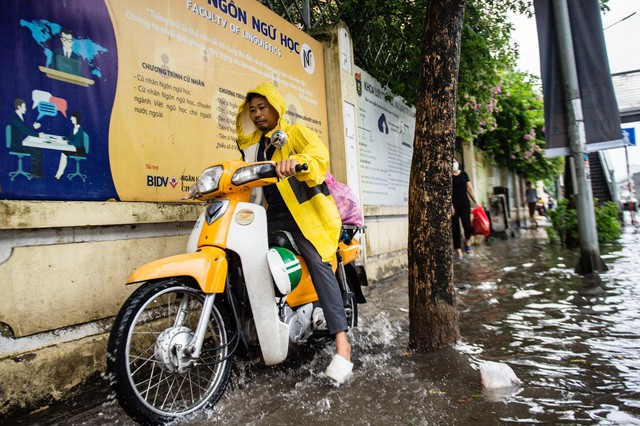 Chùm ảnh: Mưa lớn khiến nhiều tuyến phố của Hà Nội ngập sâu trong nước - Ảnh 10